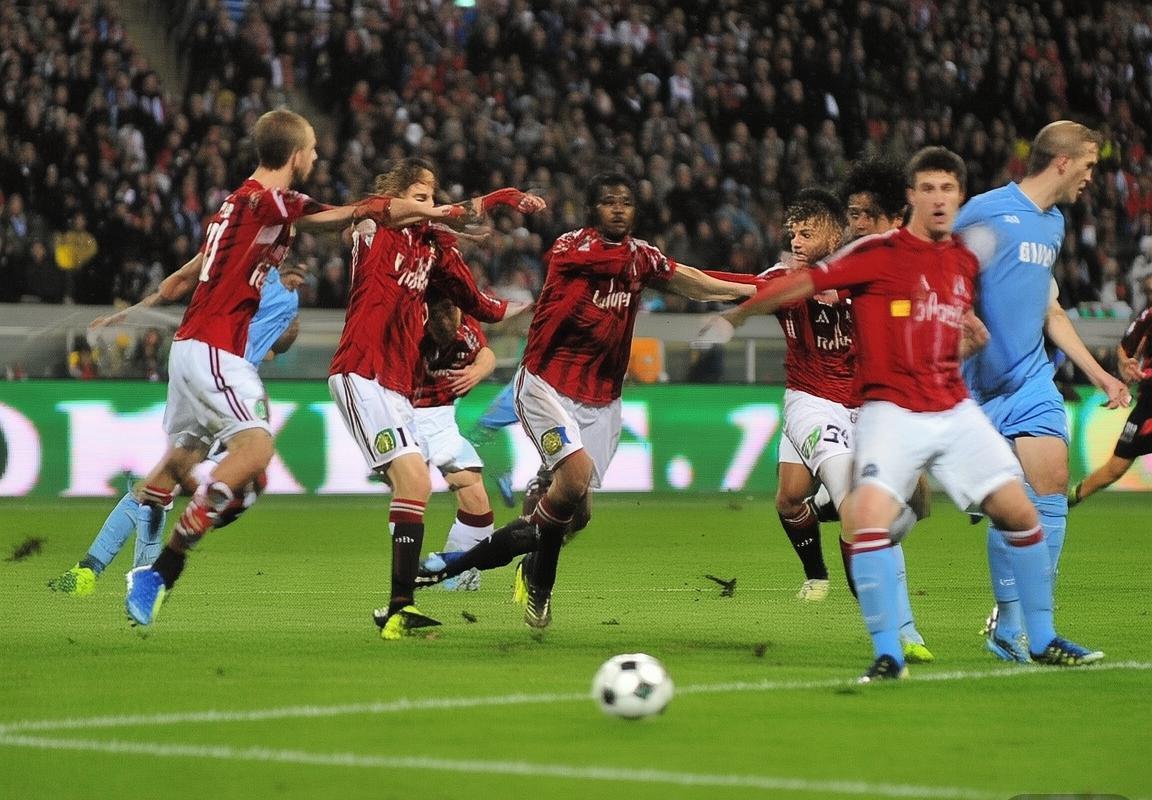 2010意甲巅峰对决：AC米兰vs拉齐奥经典战役回顾(图2)